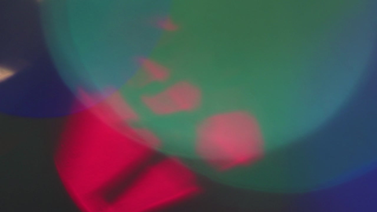 las luces de colores misteriosos de navidad parpadean brillantemente.