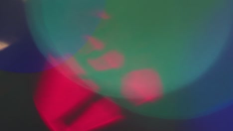 las luces de colores misteriosos de navidad parpadean brillantemente.