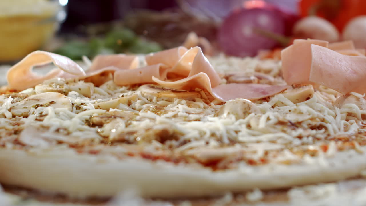 Preparare la pizza con prosciutto e funghi