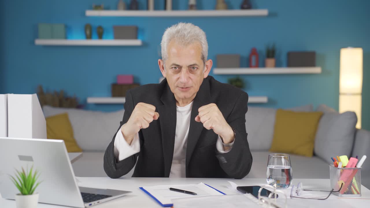 홈 오피스 워커 남자가 카메라에 동기를 부여하고 있습니다.