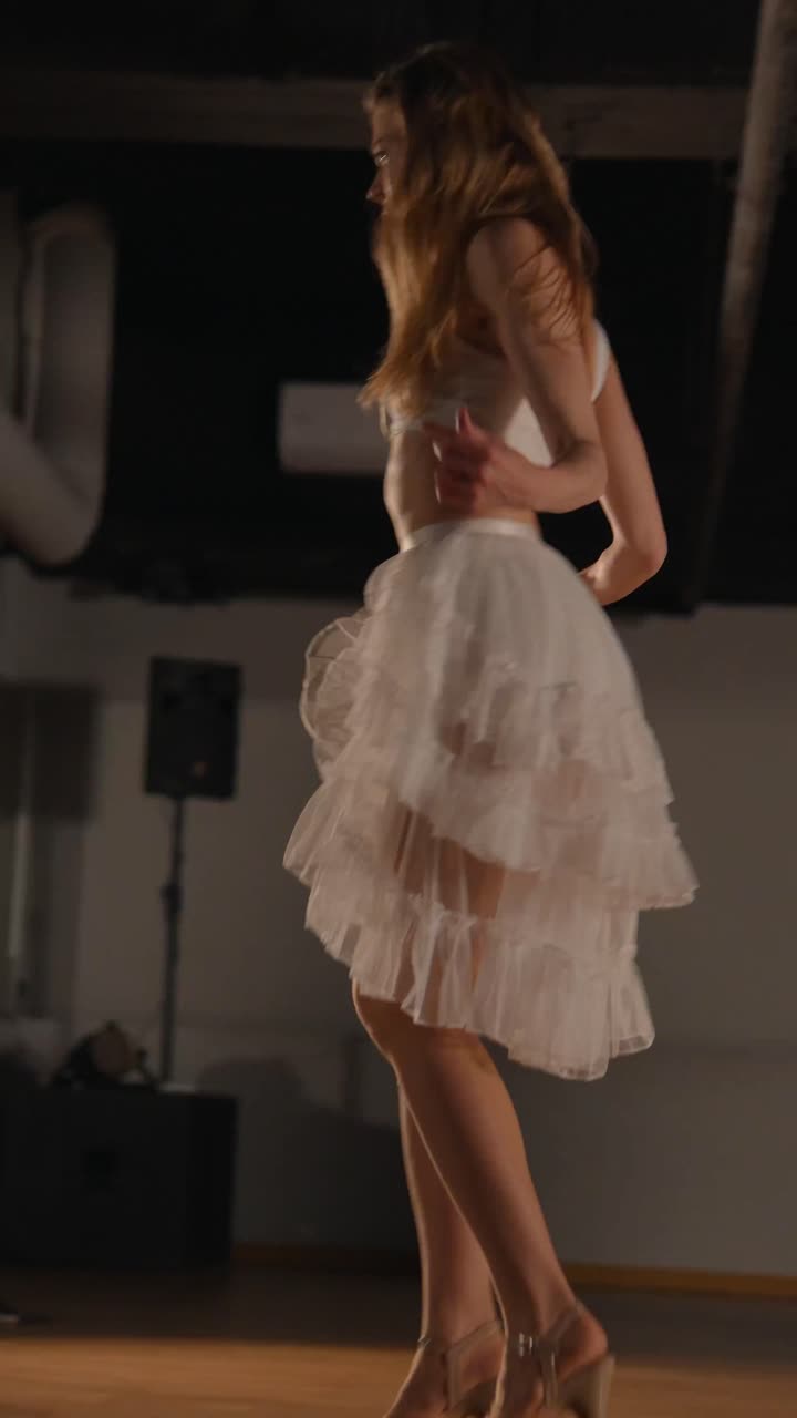 actuación de danza contemporánea femenina