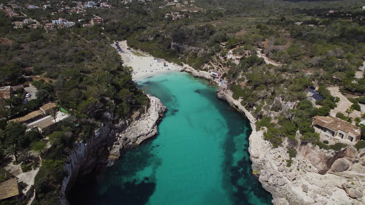vista aérea de las aguas de la entrada turquesa de la playa de cala llombards en mallorca, españa