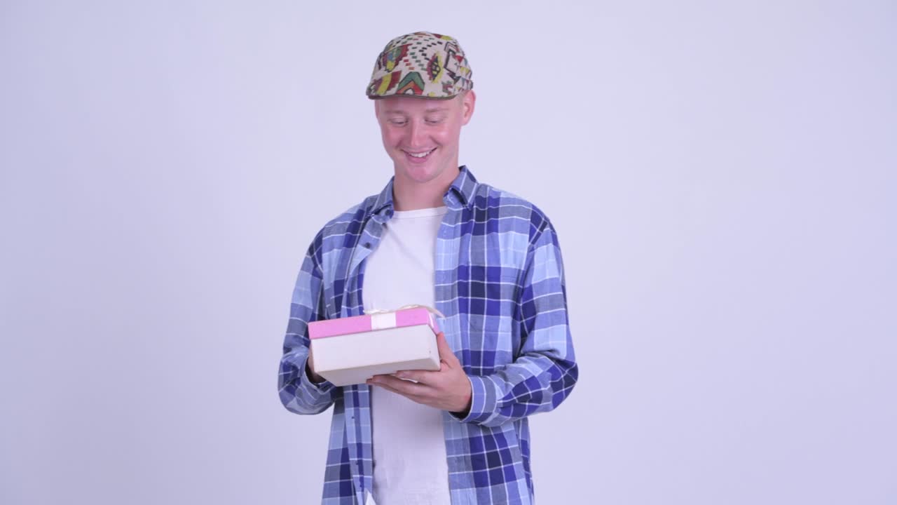 선물 상자를 가진 젊은 잘생긴 스터 남자