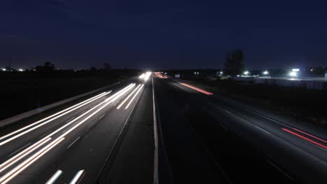 夕暮時在高速公路上的車輛