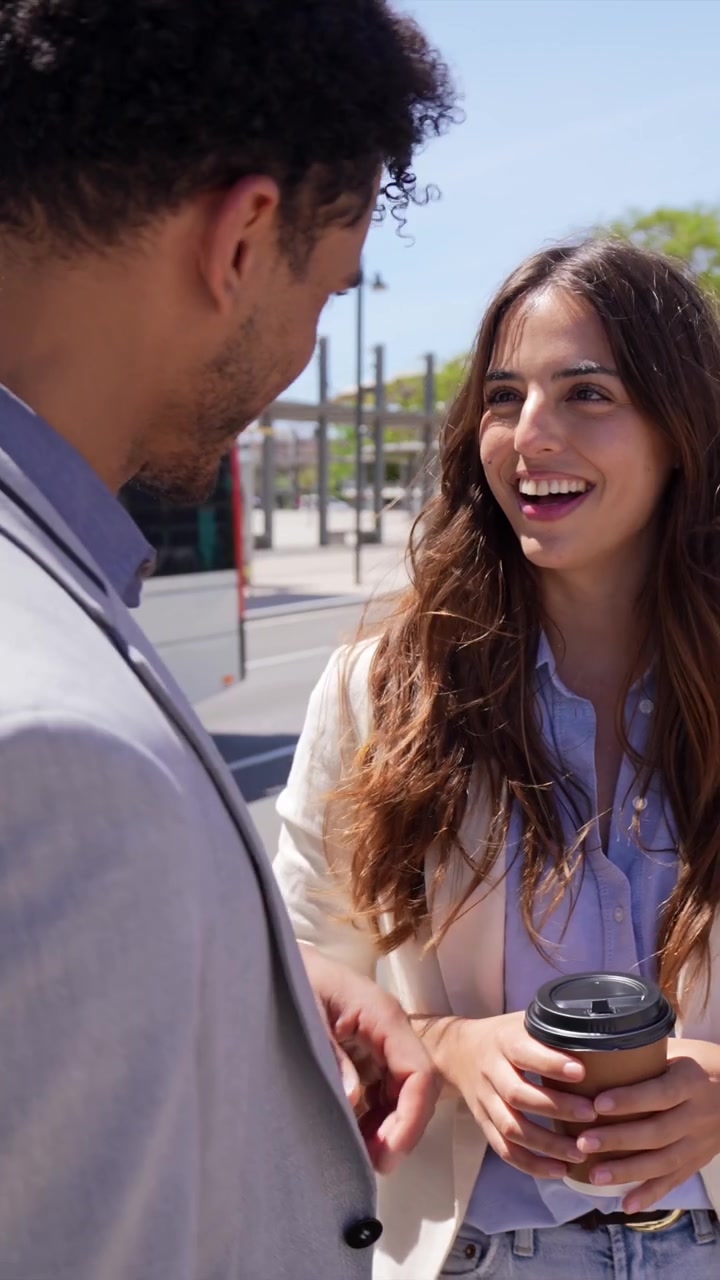 Jóvenes felices conversando durante la pausa para el café en la ciudad