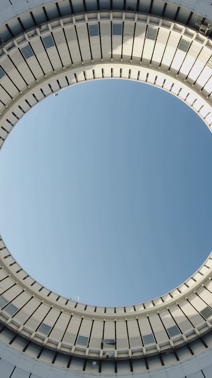Vertical video: Oculus framing sky, camera nudging ring tilting and light shifting for design