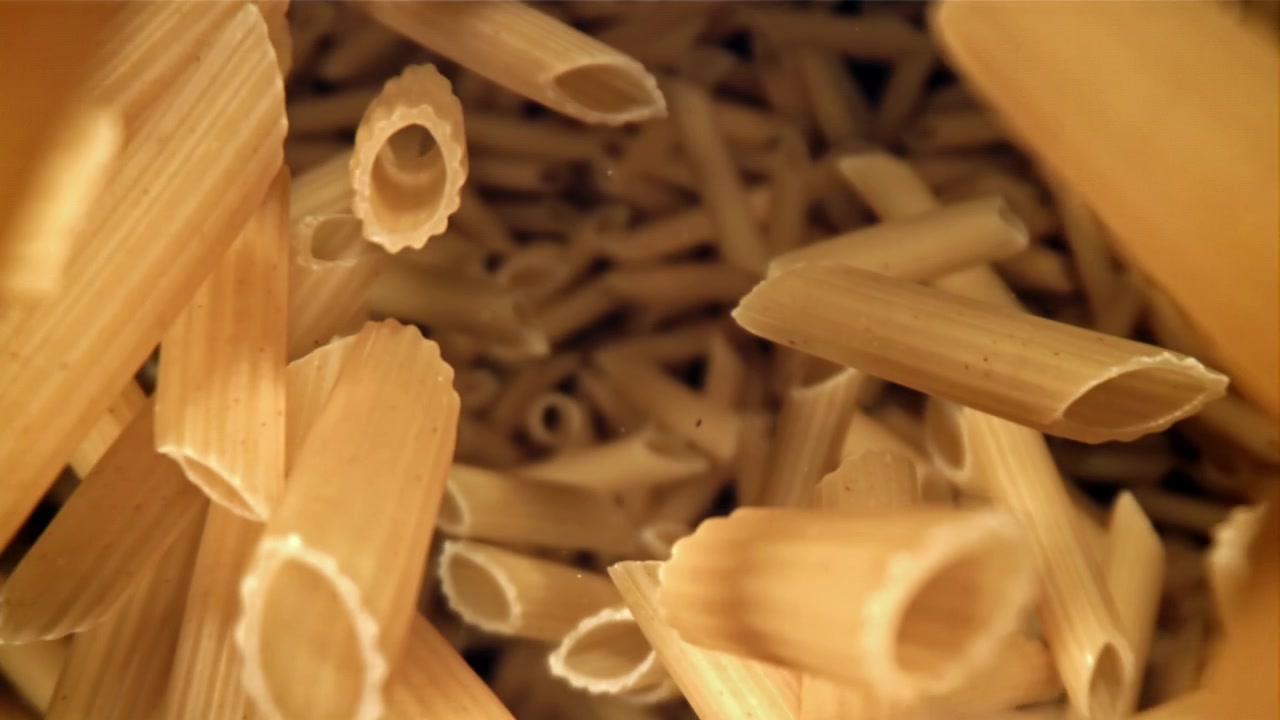 Penne crude che cadono al rallentatore