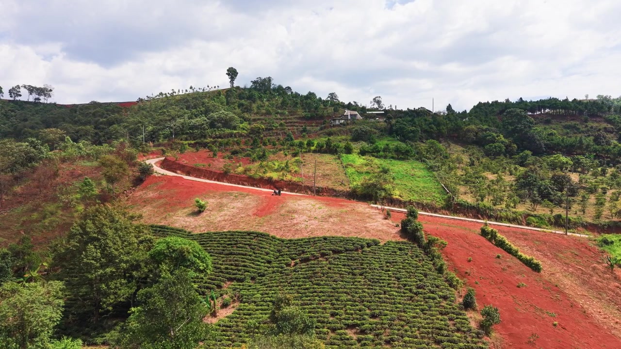 Het verkennen van de heuvelachtige wegen en groene velden in Loc Tan, Bao Lam, Lam Dong, Vietnam, overdag.