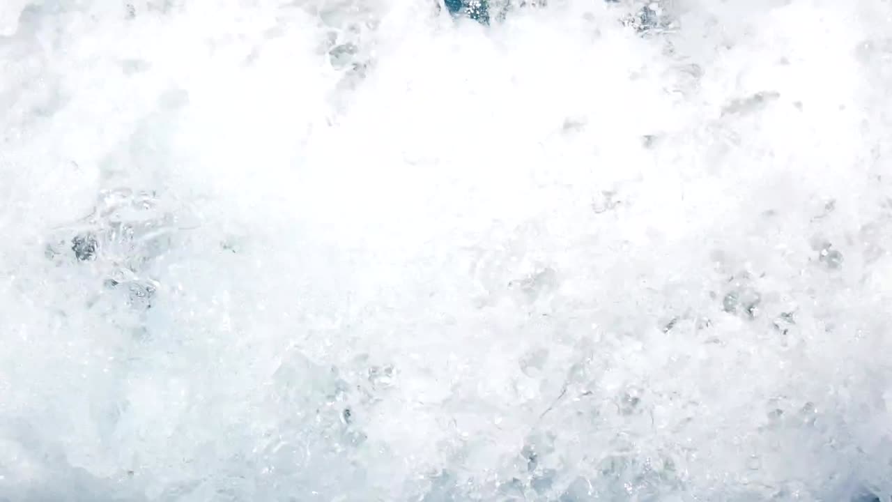 primo piano delle onde causate da una barca che passa attraverso l'acqua