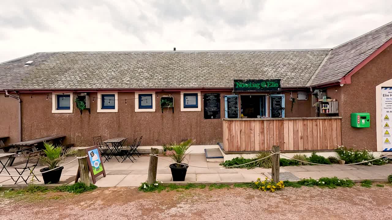cafetería costera con vistas panorámicas y asientos al aire libre