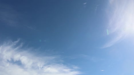 Lapso-De-Tiempo-Desde-La-Cubierta-En-Astoria-Oregon-En-Mayo-A-Lo-Largo-Del-Río-Columbia-Cielos-Azules-Nubes-Alargadas