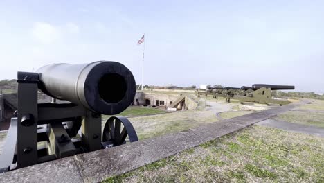 Por-El-Cañón-De-Un-Canon-En-El-Parque-Estatal-Fort-Macon-Cerca-De-Beaufort-Nc,-Carolina-Del-Norte