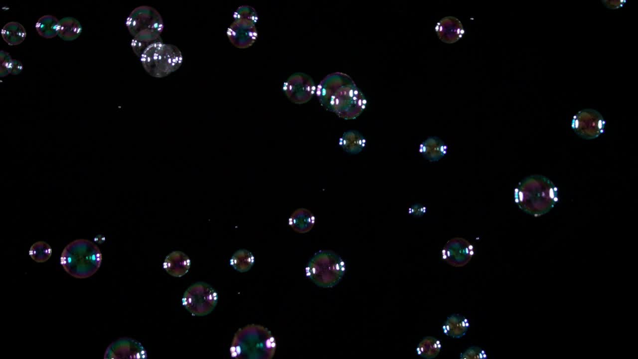 검은 바탕에 비누 거품