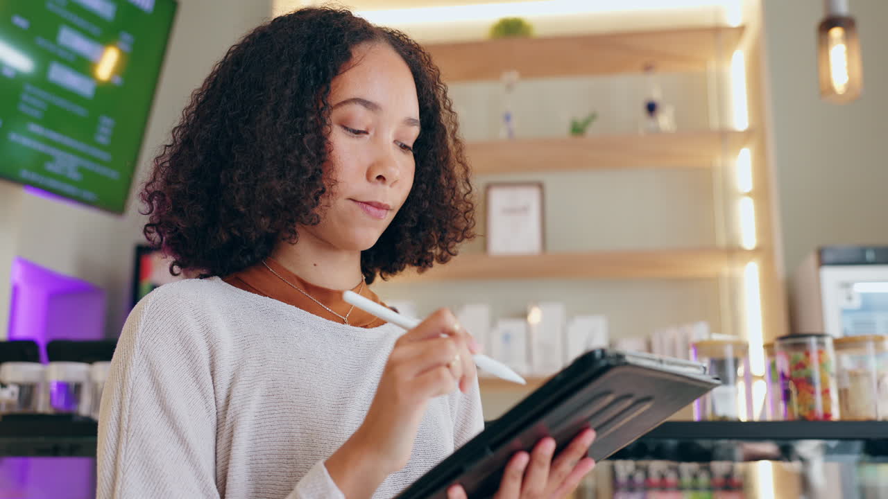 mujer usando una tableta en un café