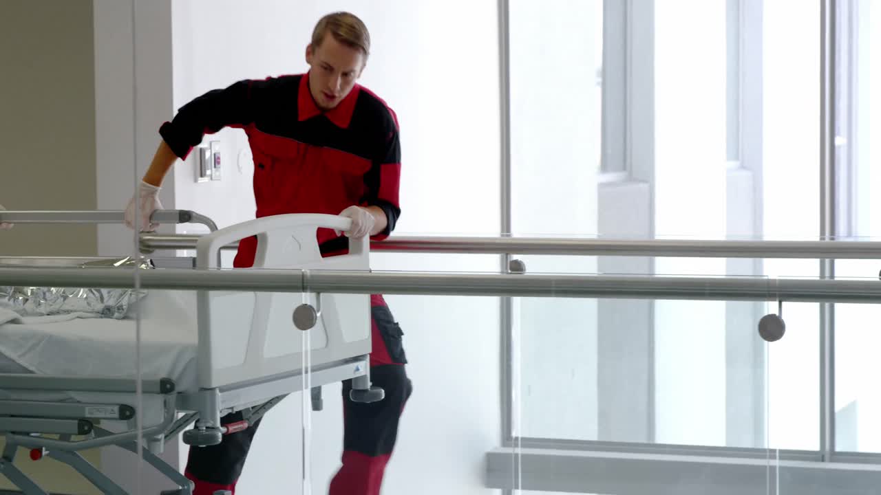 врач и фельдшеры бегут к пациенту в неотложную помощь.