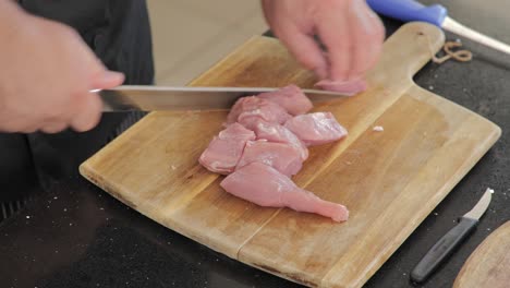 primer plano de cortar un lomo de cerdo crudo