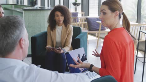 Colleagues-discussing-in-the-office