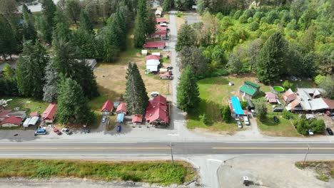 Vista-De-Drones-De-Un-Pequeño-Pueblo-Rural-En-Las-Montañas-Cascade-De-Washington