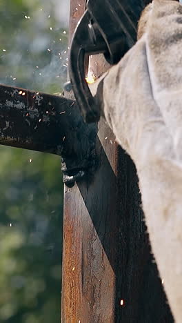 welding metal pipes