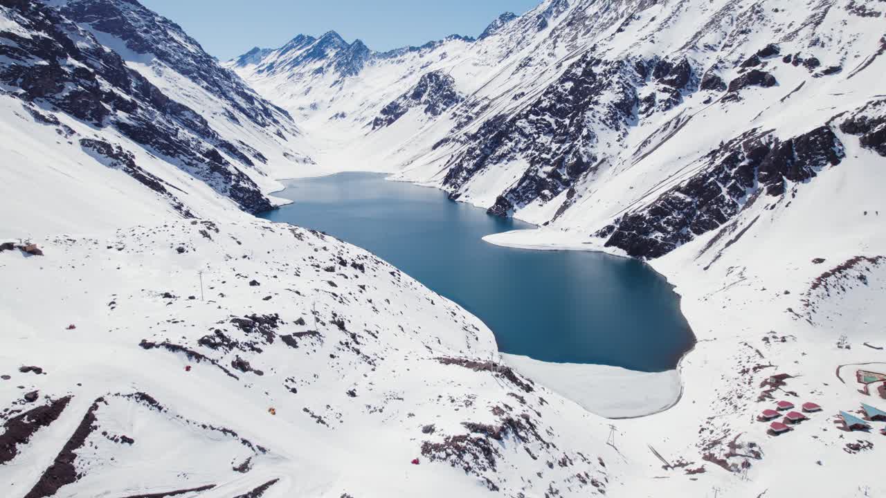 paisaje idílico del lago del inca en invierno, estación de esquí portillo en chile - toma aérea de drones