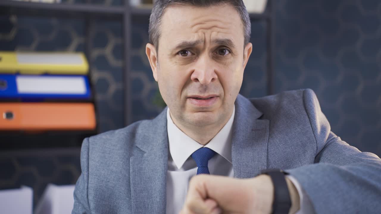 el hombre de traje que trabaja en la oficina tiene poco tiempo, no puede completar su trabajo, oportunidades perdidas.