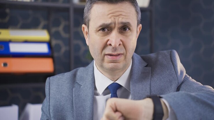 L'uomo in abito che lavora in ufficio ha poco tempo, non riesce a completare il suo lavoro, occasioni mancate