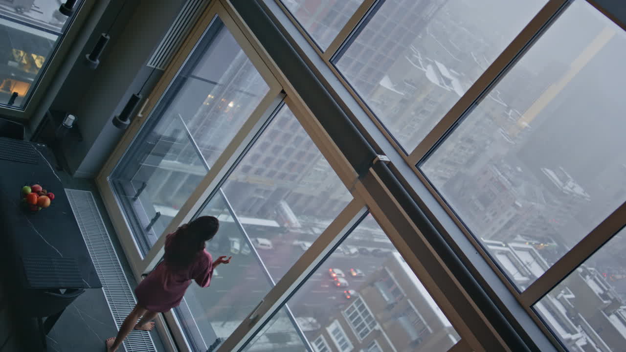 ama de casa haciendo gestos llamando al teléfono móvil ventana panorámica plana tiro de alto ángulo