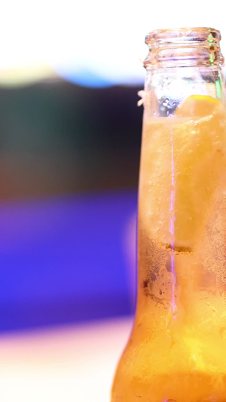 limón insertado en una botella de cerveza en bangkok