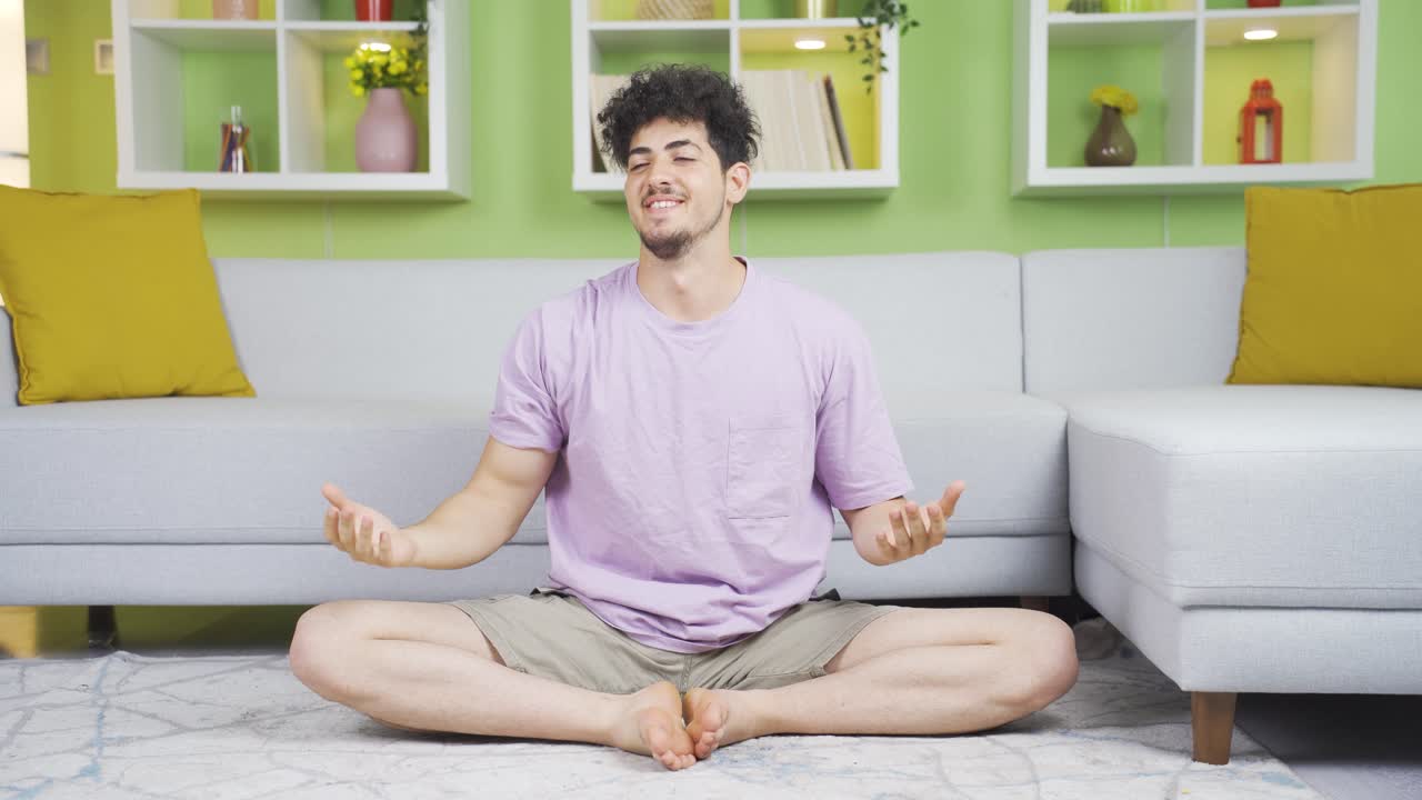 근육질의 젊은이가 거만해, 거만해.