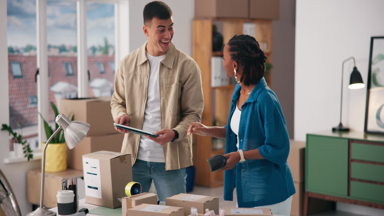 Couple préparant des cartons pour le déménagement