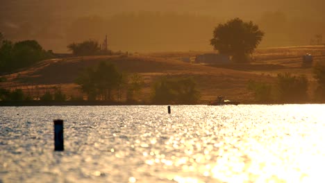 Water-sports-activities-in-Boulder-Reservoir-during-sunset