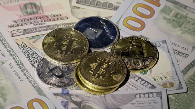 Monete Bitcoin BTC ed Ethereum ETH che ruotano su banconote da 100 dollari, mining di denaro virtuale
