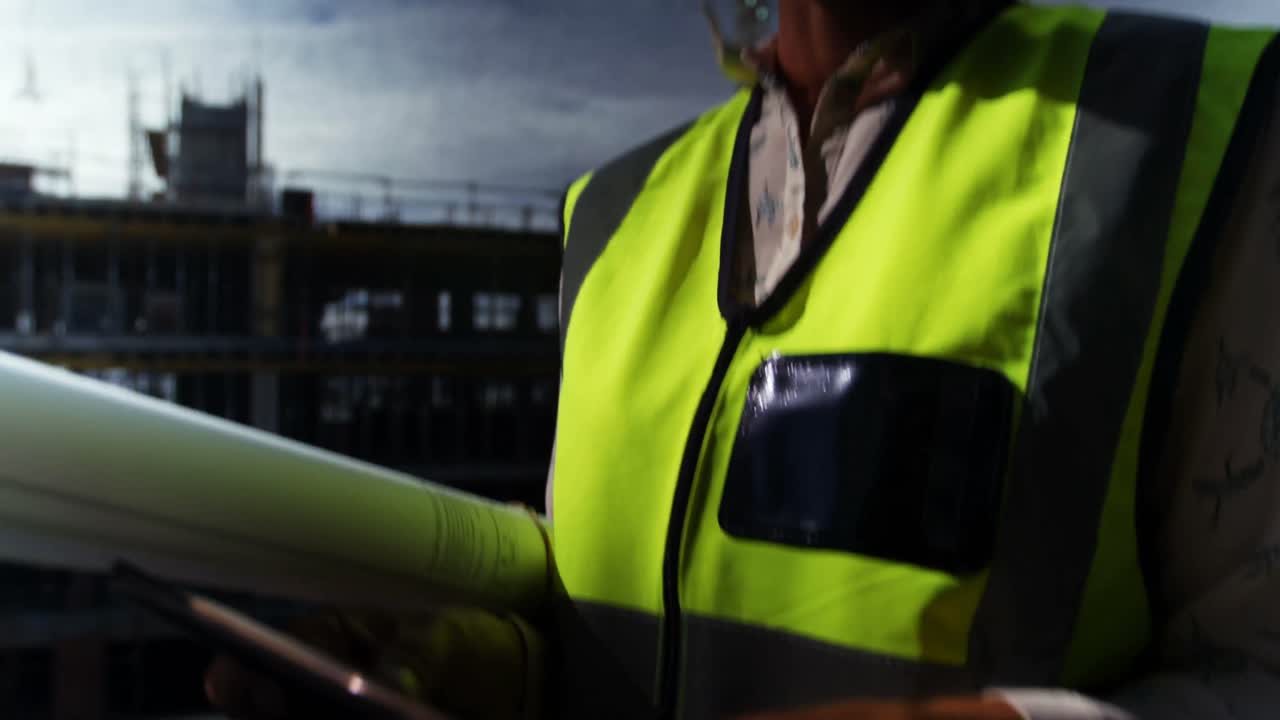 ingeniera que usa una tableta digital 4k