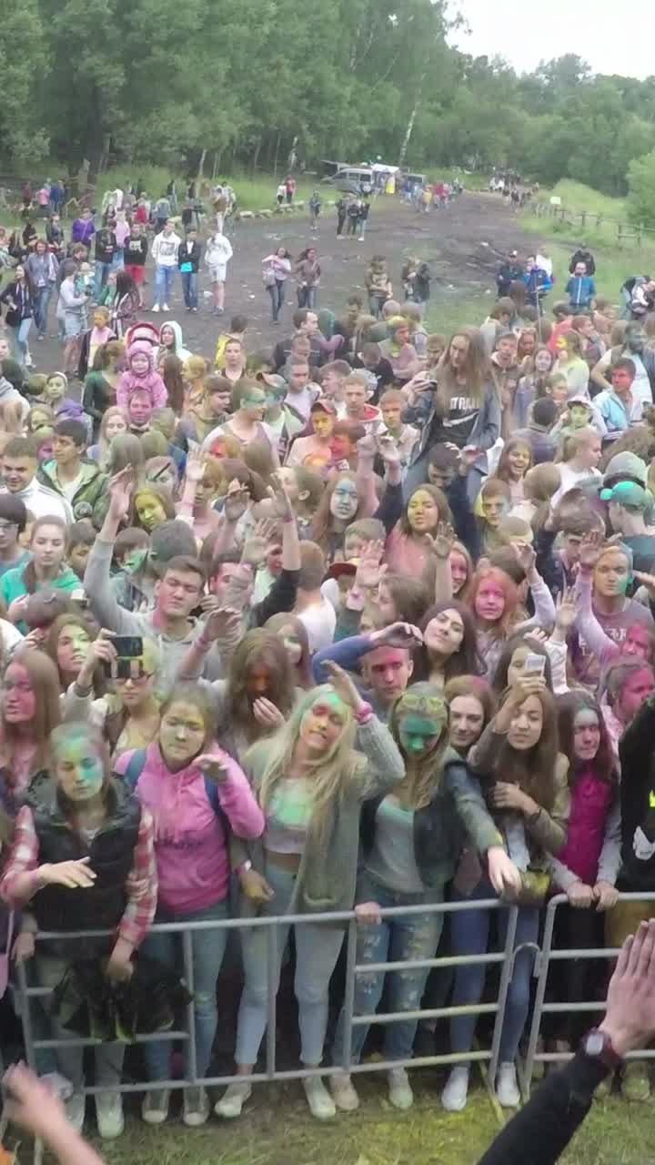 Persone che festeggiano il festival Holi con la faccia dipinta con colori vivaci
