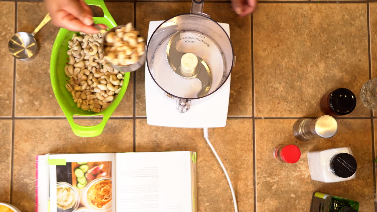 medir los anacardos en un procesador de alimentos para que se puedan moler o picar - vista de arriba hacia abajo