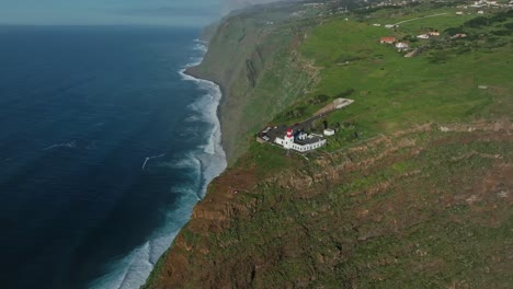 órbita-Alrededor-Del-Faro-Faro-Da-Ponta-Do-Pargo-En-Madeira,-Portugal,-Al-Mediodía