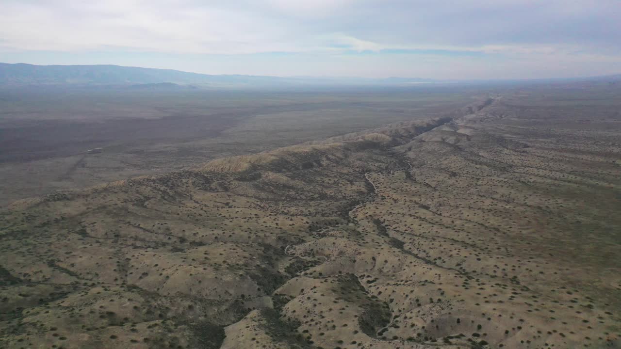 Tomada Aérea de Ângulo Elevado Sobre a Falha de San Andreas na Planície de Carrizo, na Califórnia Central