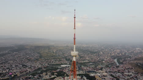 sobrevuelo aéreo del parque funicular de tbilisi y torre de transmisión de televisión independiente