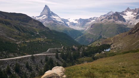 pasando un banco solitario en dirección a la alta montaña de matterhorn