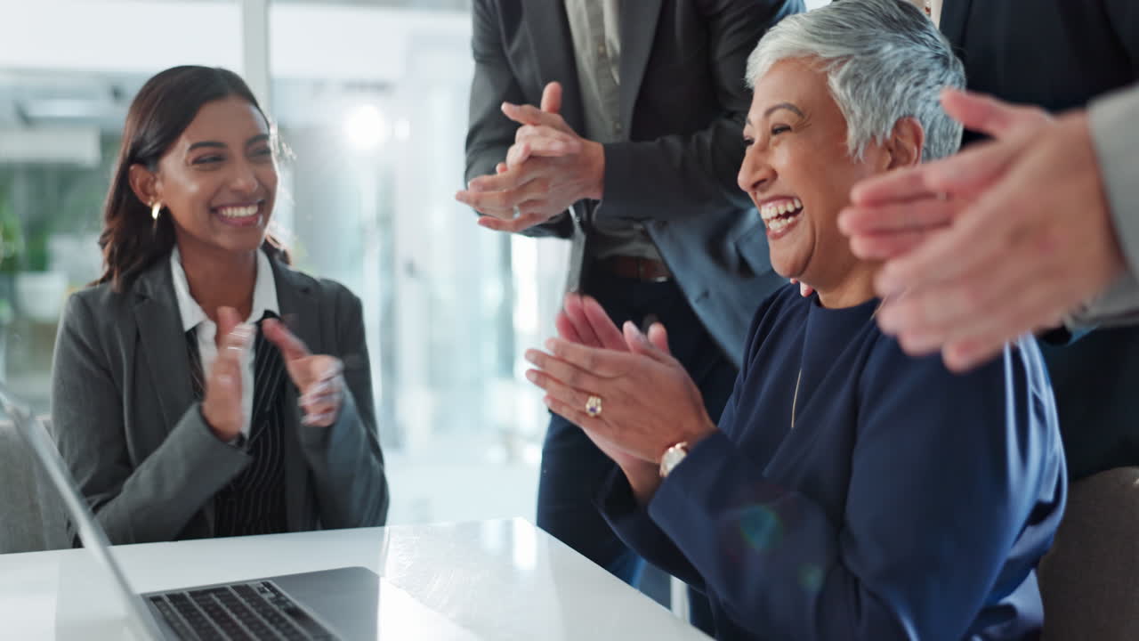 비즈니스 팀이 박수갈채로 성공을 축하하고 있습니다.