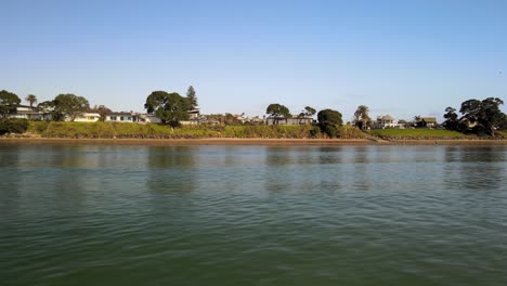 Reflexionen-Der-Flut-Am-Roten-Strand,-Neuseeland