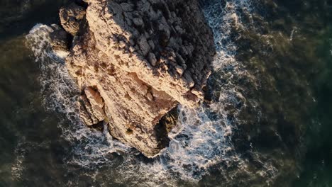 Drohnenkopfschuss-Von-Wellen,-Die-Felsen-Brechen