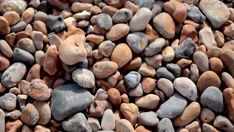 vista de cerca de las piedras en la playa
