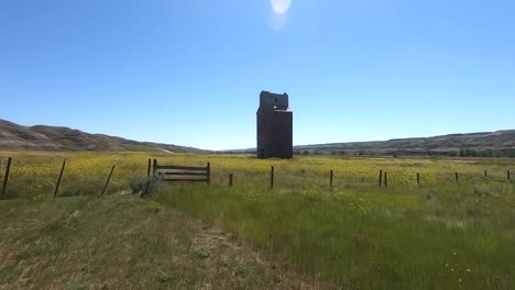 Alter-Getreideturm-Aus-Holz-Auf-Dem-Land-In-Der-Nähe-Von-Alberta,-Kanada-Im-Sommer