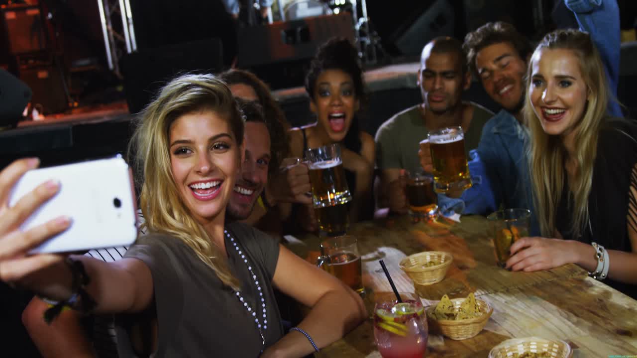 Un gruppo di amici che si fanno un selfie