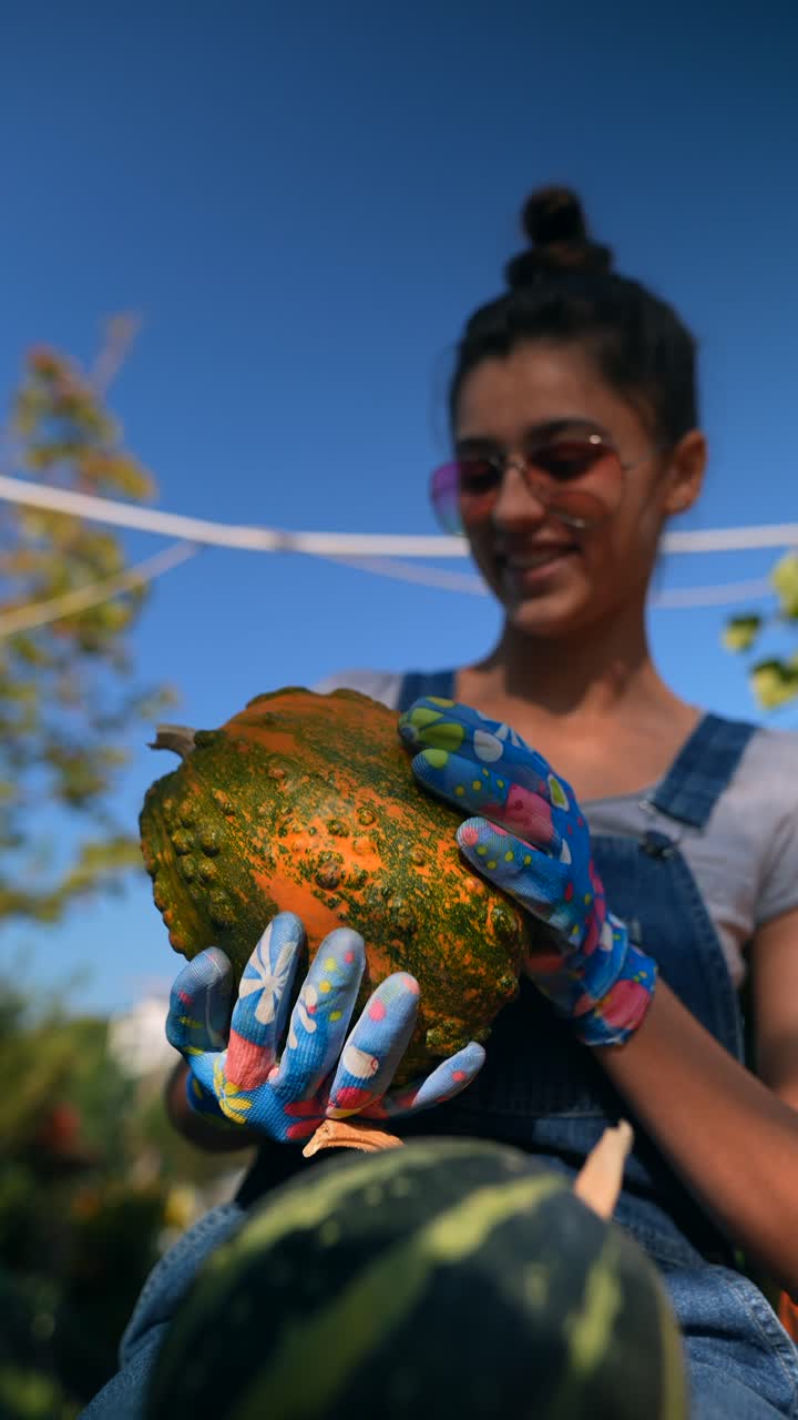 una mujer cosechando una calabaza.