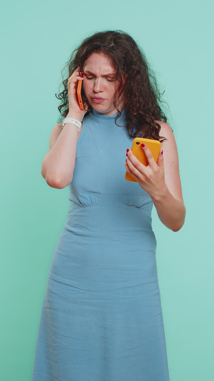 irritada estresada mujer de negocios hablando en dos teléfonos móviles teniendo conversación conflicto pelea