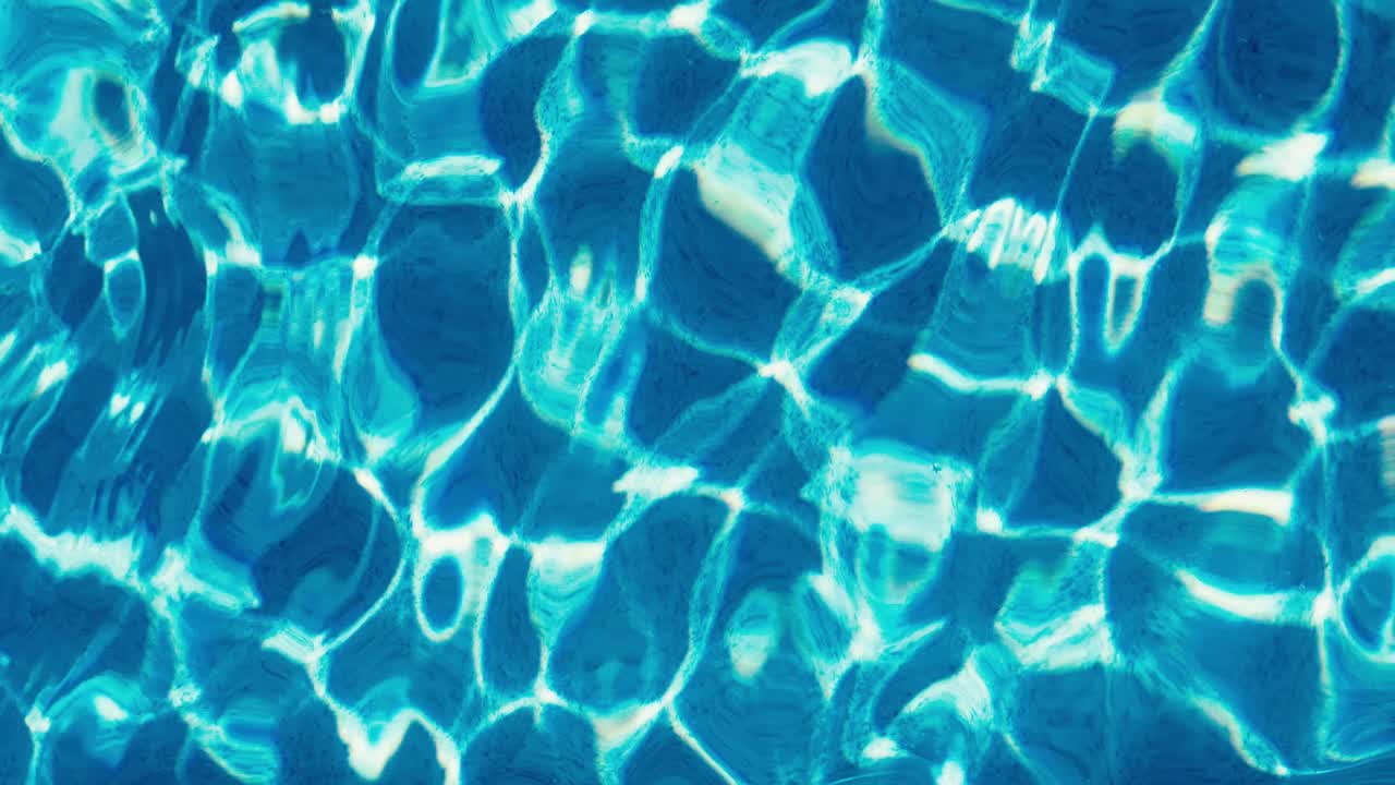 Close-up tekstur riak air kolam biru toska.