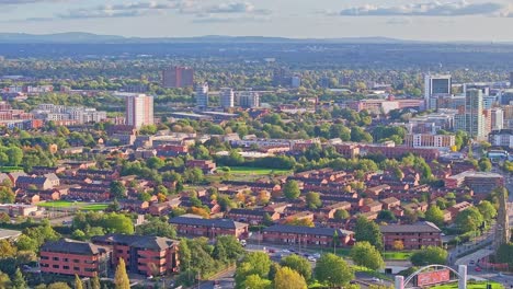 Eine-Luftaufnahme-Von-Manchester-Mit-Seinen-Cottages-Und-Lebhaften-Immobilienangeboten