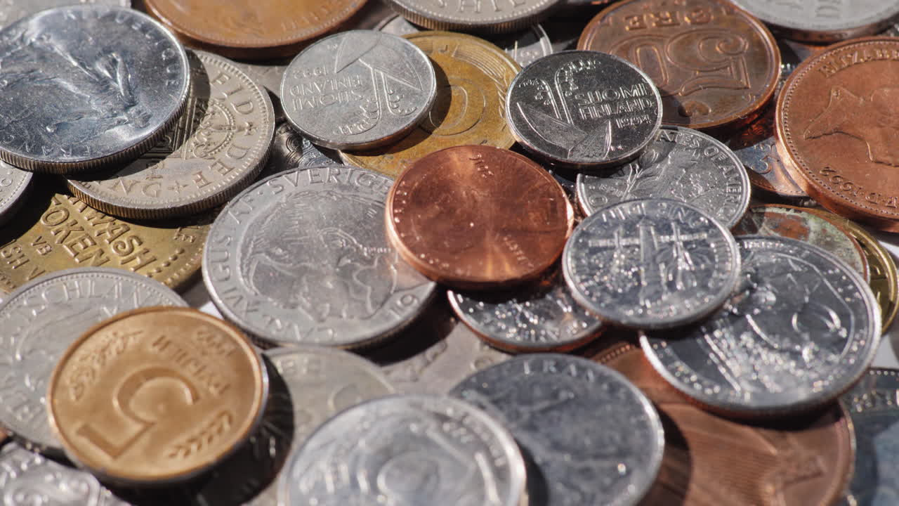 un conjunto de monedas de todo el mundo